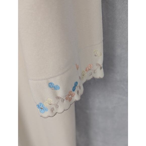 Vtge 70's Vanity fair robe
Microfleece.Embroidered Bust 42" length49" sl21.5"EUC - Picture 2 of 5